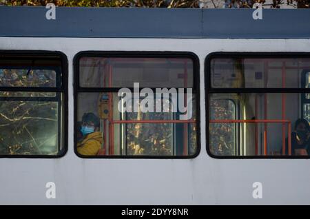 BUCAREST, ROMANIA - 28 dicembre 2020 - i passeggeri che indossano mascherine su un tram come precauzione contro la trasmissione del COVID-19 a Bucarest, Romania Foto Stock