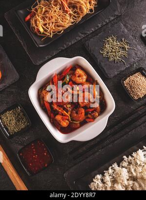 Deliziosa ciotola di gamberi e verdure, vista dall'alto, cucina cinese Foto Stock