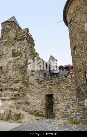 Scenario al Castello di Stahleck vicino a Bacharach, una città nel distretto di Mainz-Bingen nella Renania-Palatinato, Germania Foto Stock