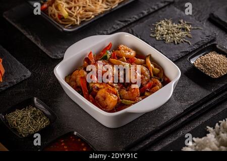 Gamberetti cinesi con verdure miste in salsa all'aglio marrone Foto Stock