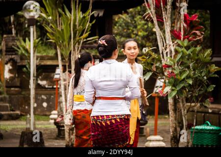 Le donne balinesi si preparano per una cerimonia indù al Tempio di Batukaru A Bali Foto Stock