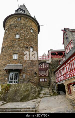 Scenario al Castello di Stahleck vicino a Bacharach, una città nel distretto di Mainz-Bingen nella Renania-Palatinato, Germania Foto Stock