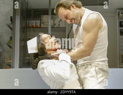 Frances Barber (Nurse Ratched), Christian Slater (Randle P McMurphy) in UNO VOLÒ SUL NIDO DI CUCKOO di Dale Wasserman al Gielgud Theatre, Londra W1 16/09/2004 dopo il romanzo di Ken Kesey set design: Katy Tuxford Costumi: Dagmar Morell illuminazione: Chris Davey combatte: Terry King diretto da Terry Johnson & Tamara Harvey Foto Stock