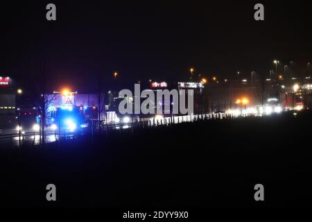 MOTALA, SVEZIA - 22 DICEMBRE 2020: Incidente con camion e auto sulla strada statale 50. Servizio di soccorso in loco. Foto Gippe Gustafsson Foto Stock