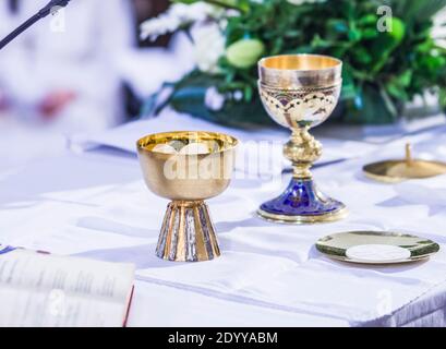 altare con ostia consacrata che diventa corpo di gesù cristo e calice per il vino, sangue di cristo, nella chiesa di francesco papa a roma Foto Stock