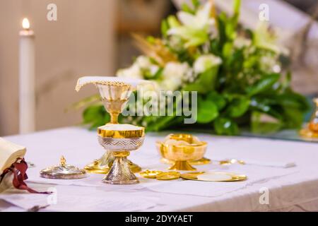 altare con ostia consacrata che diventa corpo di gesù cristo e calice per il vino, sangue di cristo, nella chiesa di francesco papa a roma Foto Stock