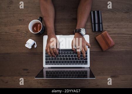 mani occupate che scrivano in flatlay Foto Stock