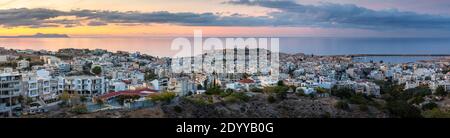 Vista panoramica sulla città di Rethymno al tramonto, Creta, Grecia Foto Stock