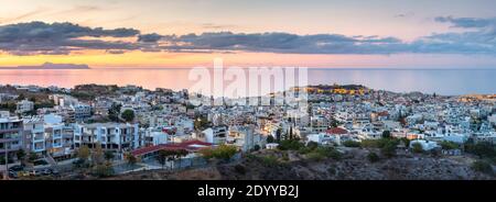 Vista panoramica sulla città di Rethymno al tramonto, Creta, Grecia Foto Stock
