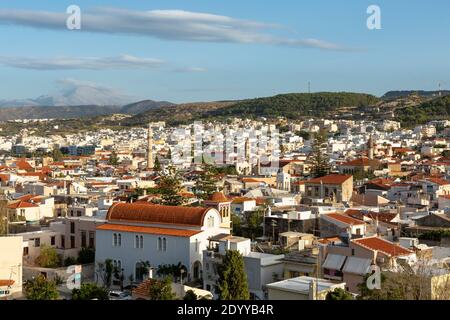 Vista sul paesaggio urbano di Rethymno visto dal Castello di Fortezza, con le chiese e la moschea di Neratze, Creta, Grecia Foto Stock