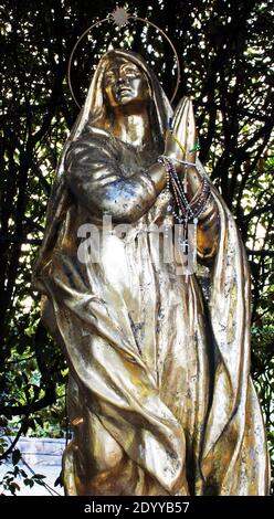 Statua della Vergine Maria presso la chiesa di San Jakobus, Opatija, Croazia, Europa Foto Stock