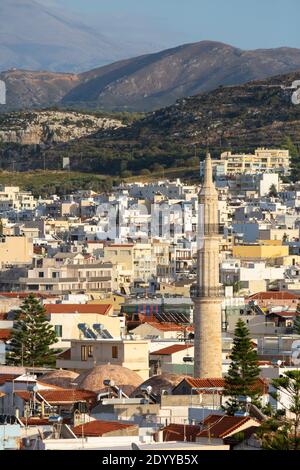 Vista sul paesaggio urbano di Rethymno visto dal castello di Fortezza che mostra il minareto della Moschea di Neratze, Creta, Grecia Foto Stock