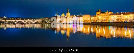 Vista panoramica su Karlovy Lazne, Museo di Bendrich Smetana con riflessione sul fiume Moldava, Praga, Repubblica Ceca Foto Stock