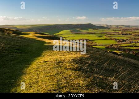 La splendida vista sulla campagna del Sussex orientale e sul South Downs da Wilmington Hill Foto Stock