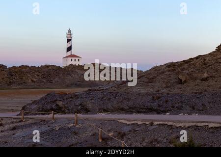 Il faro di Favàritx è un faro attivo sull'isola spagnola di Minorca. Foto Stock