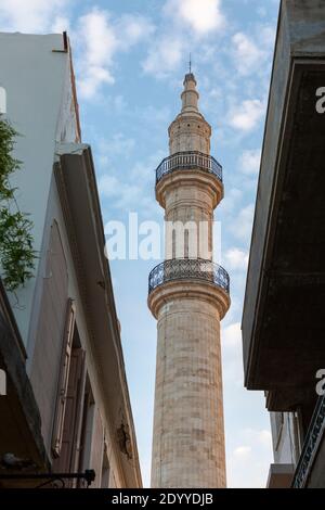 Vista sulla strada del minareto della Moschea di Neratze, Rethymno, Creta, Grecia Foto Stock