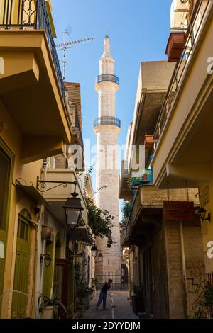 Vista sulla strada del minareto della Moschea di Neratze al mattino presto, Rethymno, Creta, Grecia Foto Stock