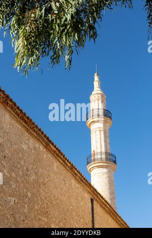 Vista sulla strada del minareto della Moschea di Neratze, Rethymno, Creta, Grecia Foto Stock