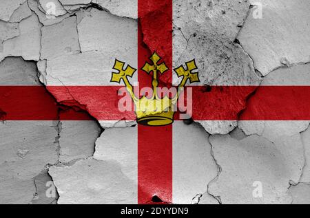 Bandiera di Coblenza dipinta su parete fessurata Foto Stock