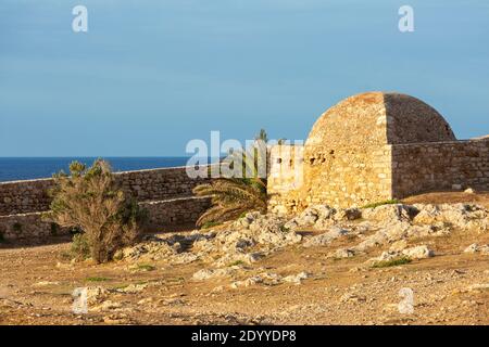 Costruzione e mura al Castello Fortezza con vista mare dietro, Rethymno, Creta, Grecia Foto Stock