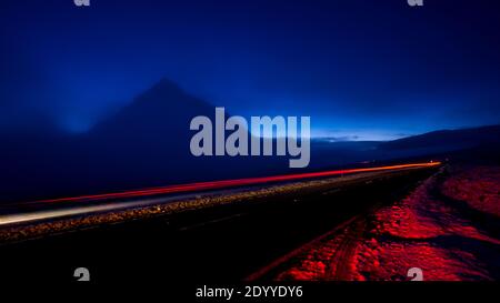 Glencoe, Scozia, Regno Unito. 28 Dic 2020. Nella foto: Buachaille Etive Mòr avvolta in un velo di nebbia mentre la temperatura scende nella notte. Glencoe sotto un tappeto di neve. Neve ancora adagiata sulle colline da notte neve caduta da Storm Bella. Temperature di congelamento con un avvertimento giallo ancora in vigore emesso dall'Ufficio MET. Credit: Colin Fisher/Alamy Live News Foto Stock