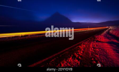 Glencoe, Scozia, Regno Unito. 28 Dic 2020. Nella foto: Buachaille Etive Mòr avvolta in un velo di nebbia mentre la temperatura scende nella notte. Glencoe sotto un tappeto di neve. Neve ancora adagiata sulle colline da notte neve caduta da Storm Bella. Temperature di congelamento con un avvertimento giallo ancora in vigore emesso dall'Ufficio MET. Credit: Colin Fisher/Alamy Live News Foto Stock