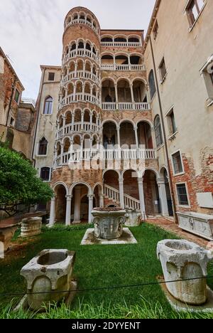 Scala del Bovolo, scalinata esterna a chiocciola di Palazzo Contarini del Bovolo risalente al XV secolo, Venezia, Veneto, Italia Foto Stock