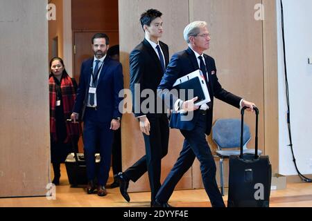 (201228) -- PECHINO, 28 dicembre 2020 (Xinhua) -- il tre volte campione olimpico cinese di nuoto Sun Yang (2° R) e il suo avvocato Ian Meakin (1° R) arrivano ad un'audizione pubblica presso la Corte di arbitrato per lo sport (CAS) a Montreux, Svizzera, il 15 novembre 2019, Come l'Agenzia mondiale antidoping (WADA) ha fatto appello contro Sun Yang e FINA per la precedente decisione della FINA a favore di Sun sulle sue presunte violazioni delle norme antidoping. Il 24 dicembre, il Tribunale federale svizzero ha annullato una precedente sentenza della Corte d'arbitrato per lo sport (CAS), che vietava per otto anni il nuotatore cinese Sun Yang e ha ordinato il ricorso alla legge Foto Stock