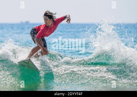 Pechino, Cina. 27 Feb 2019. Qiu Zhuo del team Hainan compete durante l'evento di surf del 2° Giochi nazionali della Gioventù a Wanning, nella provincia hainan della Cina meridionale, il 27 febbraio 2019. Il 7 dicembre, la rottura, lo skateboard, l'arrampicata sportiva e il surf sono stati confermati come altri sport da aggiungere ai Giochi Olimpici di Parigi del 2024. Il sollevamento pesi ha avuto quattro eventi rimossi dal programma di Parigi 2024, con la sua quota ridotta a 120 atleti dal 196 a Tokyo 2020. Credit: Yang Guanyu/Xinhua/Alamy Live News Foto Stock