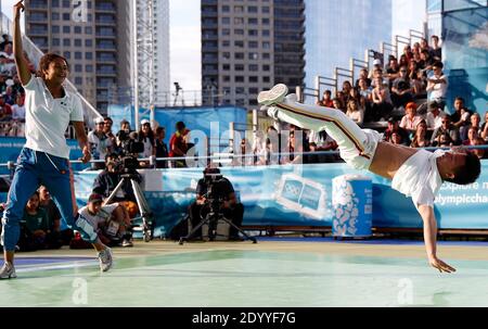 Pechino, Argentina. 11 Ott 2018. X-Rain (R) della Cina/Srta. Carlota della Francia si contenderà durante la rottura della squadra mista ai Giochi Olimpici della Gioventù estiva 2018 a Buenos Aires, Argentina, 11 ottobre 2018. Il 7 dicembre, la rottura, lo skateboard, l'arrampicata sportiva e il surf sono stati confermati come altri sport da aggiungere ai Giochi Olimpici di Parigi del 2024. Il sollevamento pesi ha avuto quattro eventi rimossi dal programma di Parigi 2024, con la sua quota ridotta a 120 atleti dal 196 a Tokyo 2020. Credit: Wang Lili/Xinhua/Alamy Live News Foto Stock