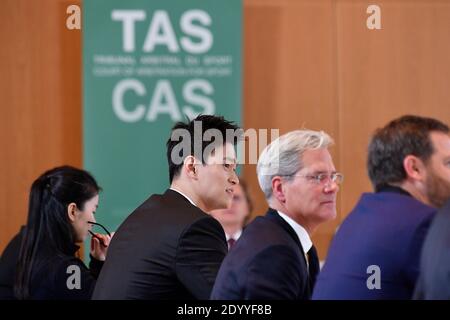 (201228) -- PECHINO, 28 dicembre 2020 (Xinhua) -- il tre volte campione olimpico cinese Sun Yang (2° L) ascolta durante un'audizione pubblica presso la Corte di arbitrato per lo sport (CAS) a Montreux, Svizzera, il 15 novembre 2019, Come l'Agenzia mondiale antidoping (WADA) ha fatto appello contro Sun Yang e FINA per la precedente decisione della FINA a favore di Sun sulle sue presunte violazioni delle norme antidoping. Il 24 dicembre, il Tribunale federale svizzero ha annullato una precedente sentenza della Corte d'arbitrato per lo sport (CAS) di vietare per otto anni il nuotatore cinese Sun Yang e ha ordinato il ricorso al CAS a rende Foto Stock