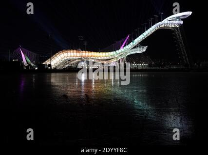 (201228) -- PECHINO, 28 dicembre 2020 (Xinhua) -- Foto scattata il 18 dicembre 2020 mostra la piattaforma di salto con gli sci di Shougang a Pechino, capitale della Cina. Nonostante le sfide provocate dalla pandemia COVID-19, i preparativi della Cina per i Giochi Olimpici invernali del 2022 sono progrediti costantemente. Entro la fine di quest'anno la costruzione di tutte le sedi di concorso e delle relative infrastrutture sarà completata. Gli ultimi mesi hanno visto una serie di pietre miliari, come il lancio di un concorso globale per la medaglia, la torcia e il design di abbigliamento. Più di 960,000 persone in tutto il mondo si sono registrate per volontariato Foto Stock