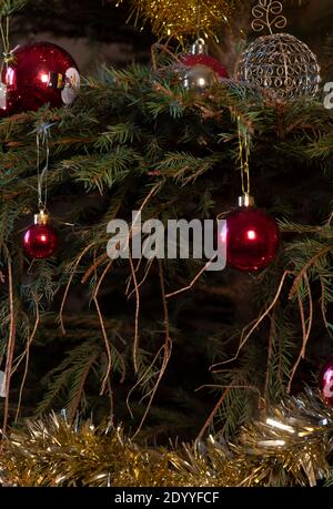 Immagine verticale dell'albero di Natale con aghi di pino caduto che si spargono dai rami con decorazioni. E Tinsel , copia spazio sullo sfondo Foto Stock