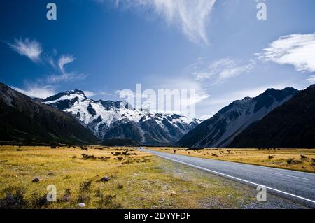 Un ampio panorama della strada che conduce al Parco Nazionale del Monte Cook in Nuova Zelanda durante l'estate. Foto Stock