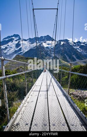I turisti potranno ammirare la vista dal secondo ponte sospeso sul sentiero Hooker Valley nel Parco Nazionale del Monte Cook, Nuova Zelanda. Foto Stock