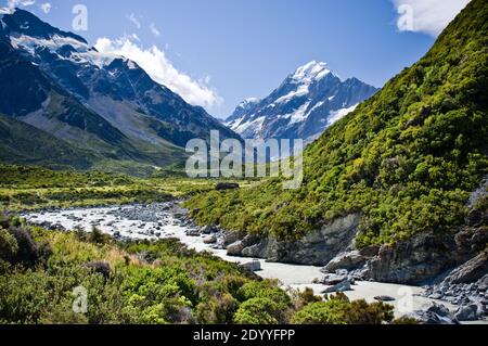 Una vista panoramica del fiume glaciale che conduce lungo la valle di Hooker nel Parco Nazionale del Monte Cook, Nuova Zelanda, in una soleggiata giornata estiva. Foto Stock