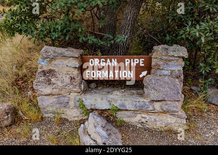 Segno rustico per la formazione di pipe di organo ad un pullout automatico in Chiricahua National Monument, Arizona, Stati Uniti Foto Stock