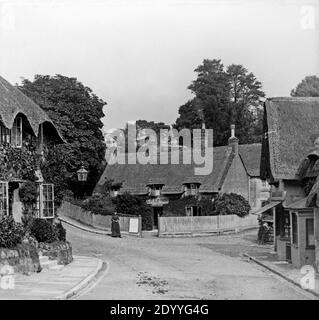 Una foto in bianco e nero in tardo stile vittoriano che mostra il Crab Inn a Shanklin dell'Isola di Wight, UNA giovane donna in abito vittoriano si trova all'esterno. Foto Stock