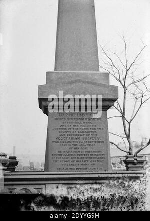 Una fotografia in bianco e nero di epoca tardo vittoriana che mostra la tomba e la pietra commemorativa di James Simpson (1812-1859). Fu uno dei membri fondatori della Società Vegetariana e primo presidente. È nato a Fox Hill Bank vicino a Manchester. Foto Stock