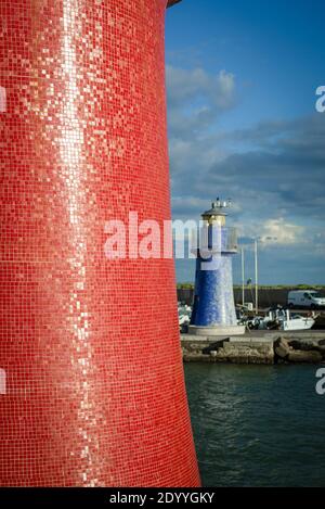 Erbringung und leuchtturm an der Hafeneinfahrt von Castiglione della Pescaia, Maremma, Toskana, Italien Foto Stock