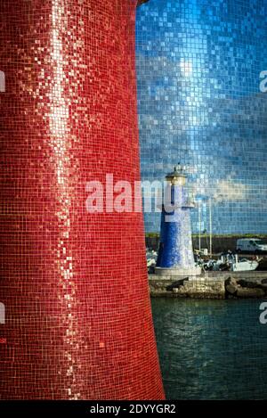 Erbringung und leuchtturm an der Hafeneinfahrt von Castiglione della Pescaia, Maremma, Toskana, Italien Foto Stock