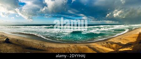 Panorama ondulato del mare Mediterraneo al tramonto sera in Skikda Algeria Foto Stock