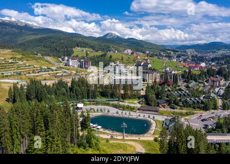 Bukovel Village Ski Resort con vista aerea estiva. Foto Stock