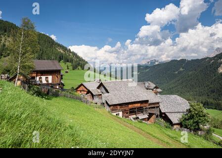 Der Weiler Misci in Campill unterhalb vor den Bergen des Fanes-Sennes-Prags Naturparks, Dolomiten, Südtirol, Italien Foto Stock