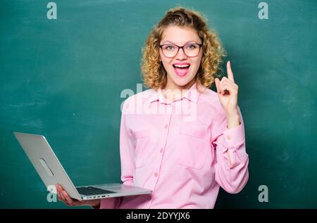 Scuola online. Studiare online. Sfondo lavagna del notebook dell'insegnante. Donna che naviga in internet. Tecnologia digitale. Professione moderna. Studente STEM. Informatica e programmazione. Corso di insegnamento online. Foto Stock