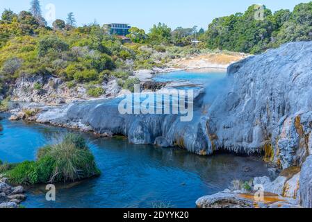 Terrazze di silicio al villaggio te puia vicino a Rotorua, Nuova Zelanda Foto Stock