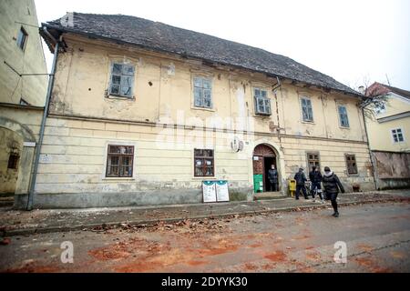 Petrinja, Croazia. 28 novembre 2020. I detriti sono visibili di fronte a un edificio danneggiato dal terremoto a Petrinja, Croazia, 28 dicembre 2020. Non sono state segnalate vittime ore dopo che una serie di terremoti hanno colpito la Croazia centrale vicino alla capitale Zagabria lunedì, hanno detto i funzionari locali. (Luka Stanzl/Pixsell via Xinhua) Credit: Xinhua/Alamy Live News Foto Stock