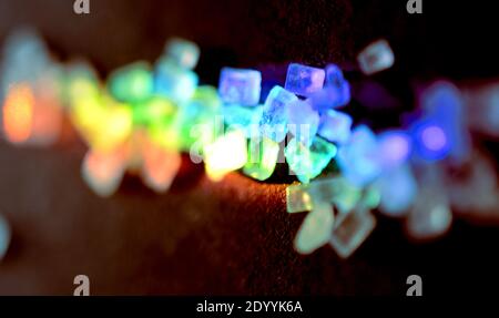 Macrofotografia di cristalli di zucchero sotto lo spettro della luce solare Foto Stock