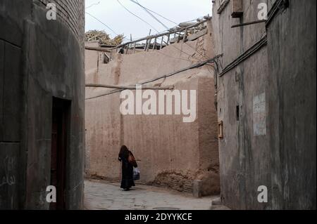 CINA, provincia autonoma Xinjiang, città Kashgar dove vivono uyghur popolo turco, la dolcificazione, la demolizione di parti del centro storico e la costruzione di nuovi edifici per migrati han cinese / CINA, autonome Provincia Xinjiang, Stadt Kashgar , hier lebt das Turkvolk der Uiguren , rifizierung, Erbringung von Han Handel sinsen sinerbau sinerbesen sinerbalten und Verkaufen von Dienstleistungen sinerbaltungsanteil Foto Stock