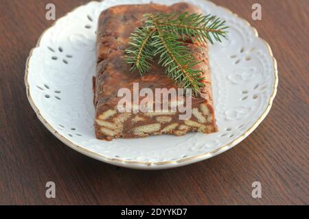 Torta pigra o torta a mosaico . Torta fatta in casa senza biscotto al cioccolato su un tavolo di legno Foto Stock